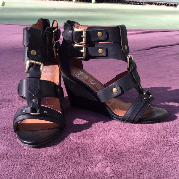 ⓃⓌⓄⓉ J. CAM. BLACK BUCKLE GLADIATOR SANDALS WEDGES - Picture 2 of 2