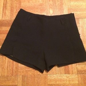 Scallop edge suit short