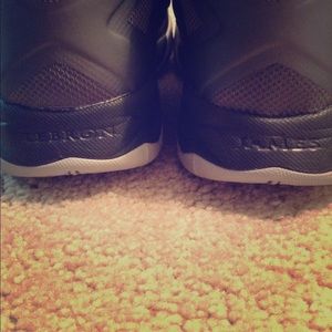 Lebrone soldier 7 (GS) black and grey awsome shoe!