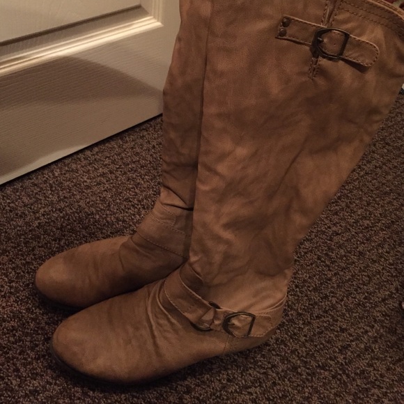 Nude zip up boots