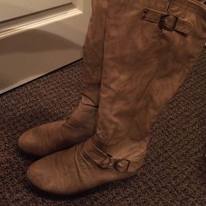 Nude zip up boots