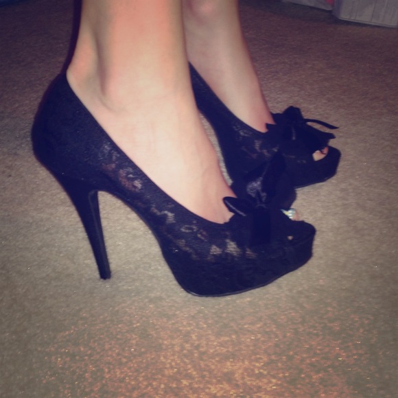 Black lace with bows Chinese Laundry heels - Picture 1 of 3