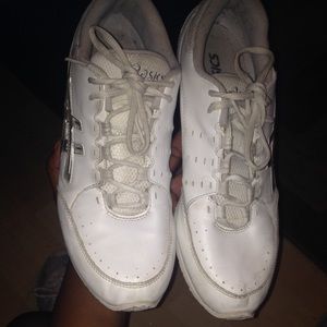 Cheerleading shoes
