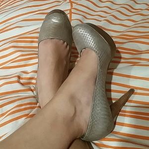 Guess pumps