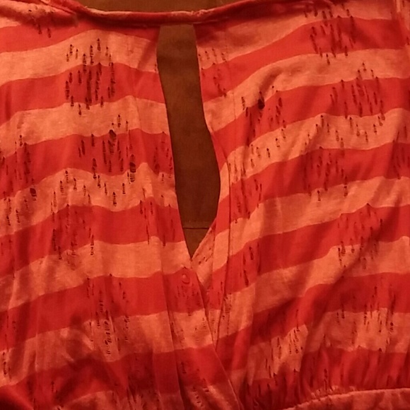 Beautiful striped top - Picture 4 of 4