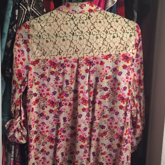 Floral button up with lace back - Picture 2 of 2