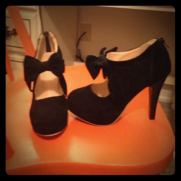 Cute bow heels NWOT