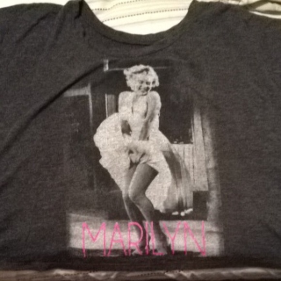 Short sleeve Marilyn Monroe flowy crop top