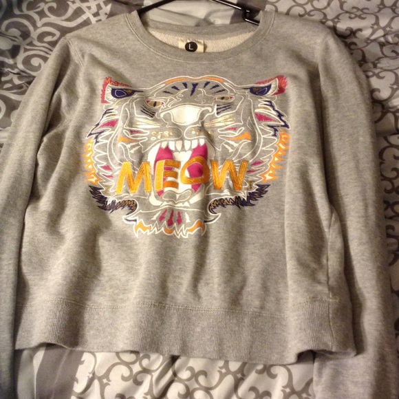 Grey sweat shirt