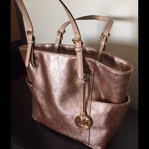 Michael Kors rose gold hand bag