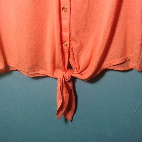 😘😍 Iris Basic Button Down Tank Top 😘😍 - Picture 3 of 4