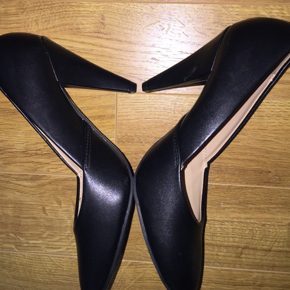Forever 21 Black High Heels 7 - Picture 3 of 4