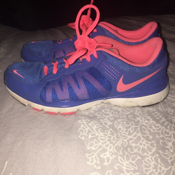 Nike Shoes - Nike shoes size 7
