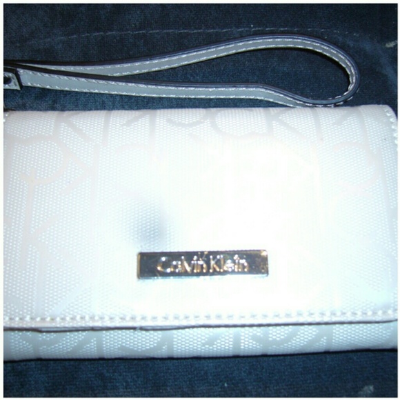 NWOT Calvin Klein Phone Wristlet