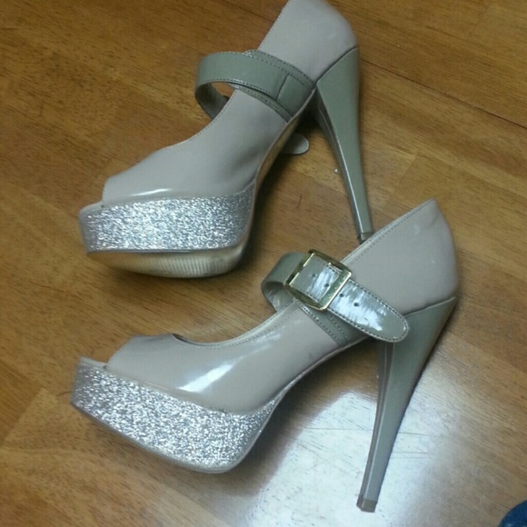 Steve Madden nude pumps!