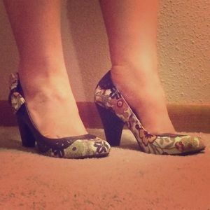 Floral patterned purple heels