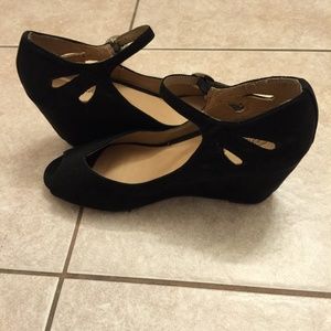 Peep-toe black wedges