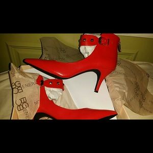 NWOT BCBG red pumps