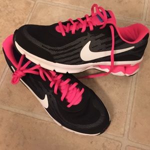 Nike Reax Run 8 NWT$85 size 8.5 Hot pink/black