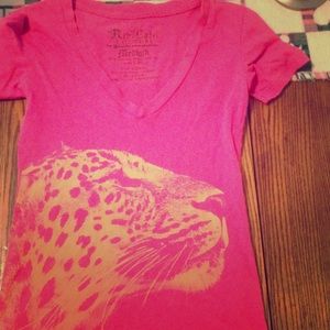 🐆Pink T-shirt, cheetah or leopard on it🐆