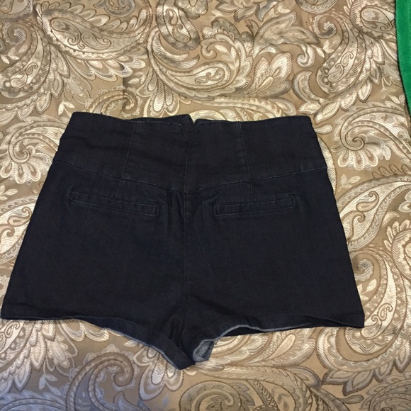 🔴SOLD🔴Cute High Waisted Shorts! 🌸 - Picture 2 of 3