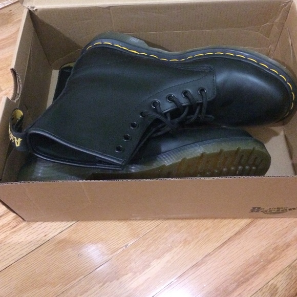 SOLD Dr martens black NWT $80 - Picture 2 of 4