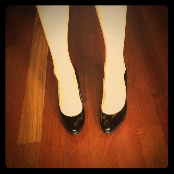 Guess black pumps