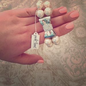 Pearl bracelet with bow detail