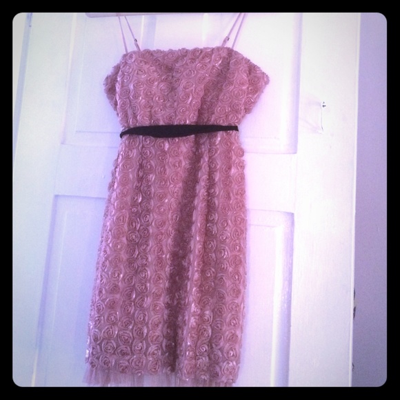 Pink dress with small rosettes and black sash - Picture 1 of 2