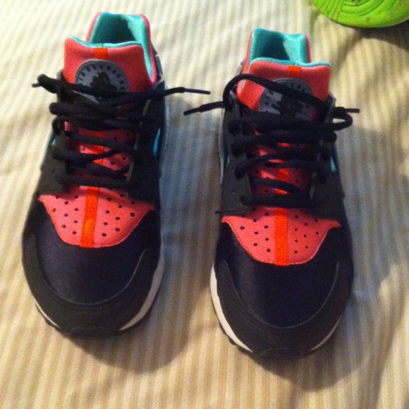 Nike Air Hurachi, very clean. Almost brand new! - Picture 2 of 3