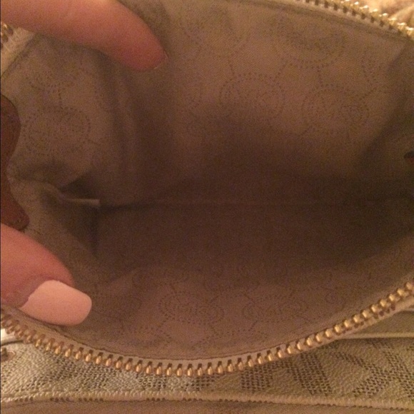 Michael Kors cross body. Vanilla color. - Picture 2 of 4