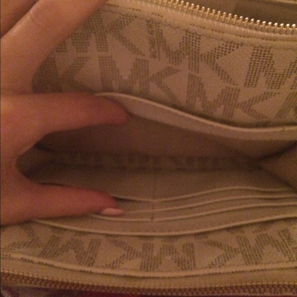 Michael Kors cross body. Vanilla color. - Picture 3 of 4