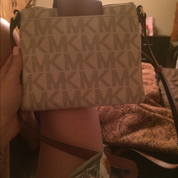 Michael Kors cross body. Vanilla color. - Picture 4 of 4