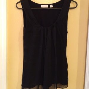Black sleeveless shirt.