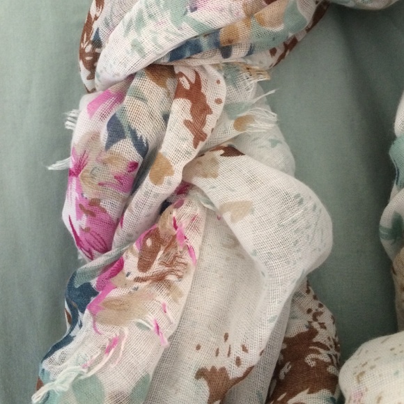 ❎BUNDLED❎Pretty floral spring scarf - Picture 2 of 4