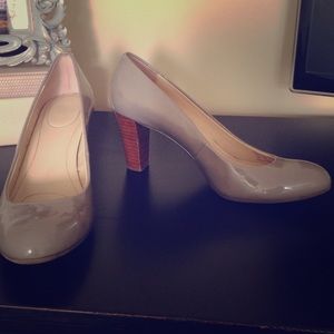 Tan patent pumps