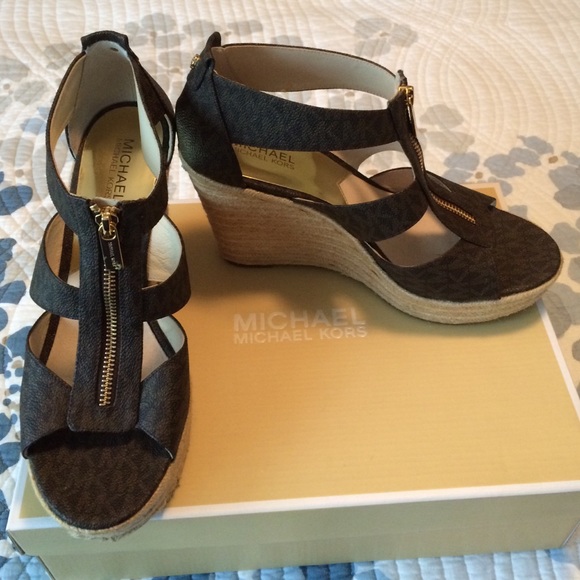 Michael Kors NEW wedge, size 10M, Used as new. - Picture 2 of 4
