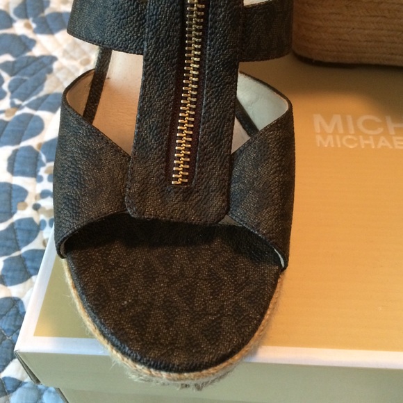 Michael Kors NEW wedge, size 10M, Used as new. - Picture 3 of 4