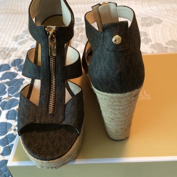 Michael Kors NEW wedge, size 10M, Used as new. - Picture 4 of 4