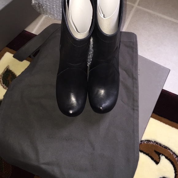 Black boots.. - Picture 3 of 4