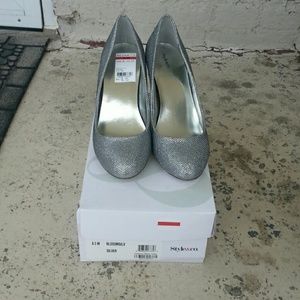 Textured silver heels - NWT!