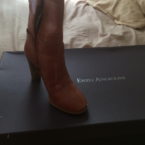 High heeled brown boots - Picture 1 of 3