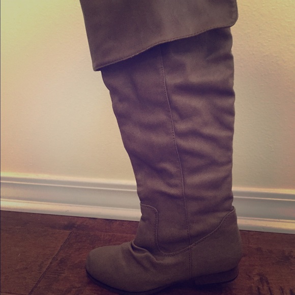 Adorable tan/grey boot!