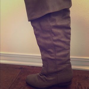 Adorable tan/grey boot!