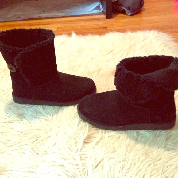 Black furry button SO boots