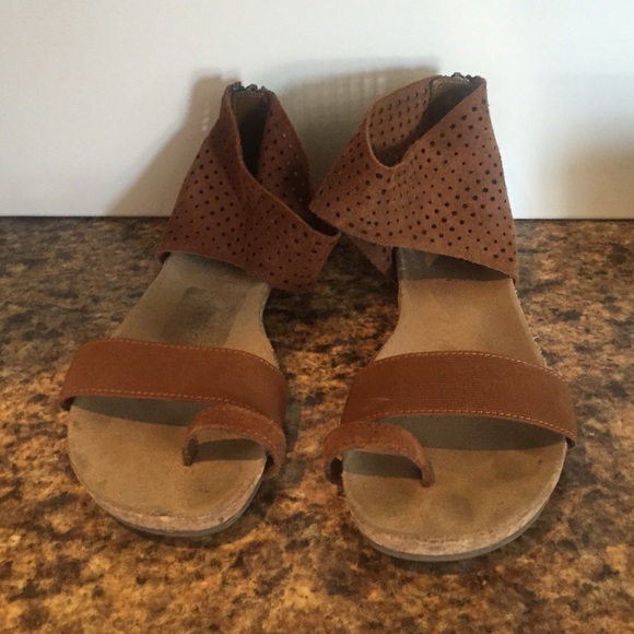 Brown suede Kenneth Cole sandals