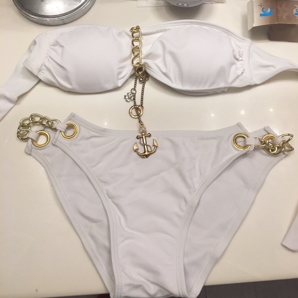 Bikini - Picture 2 of 2