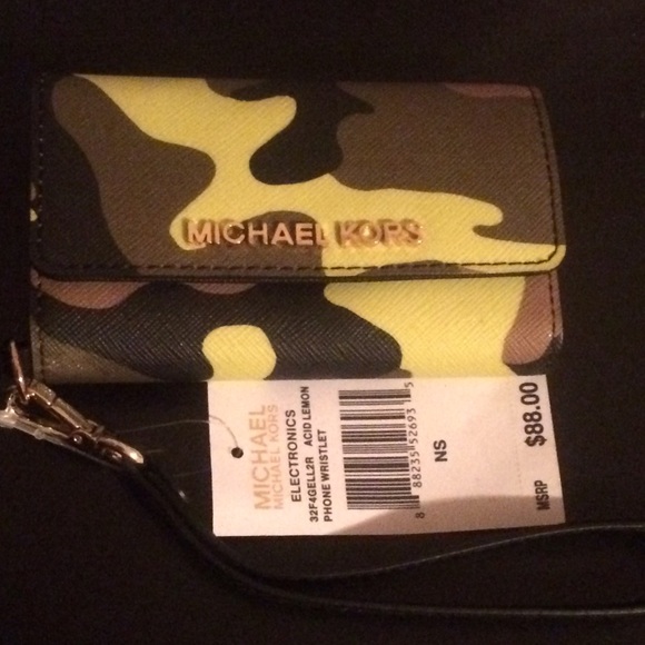 Michael kors wristlet wallet