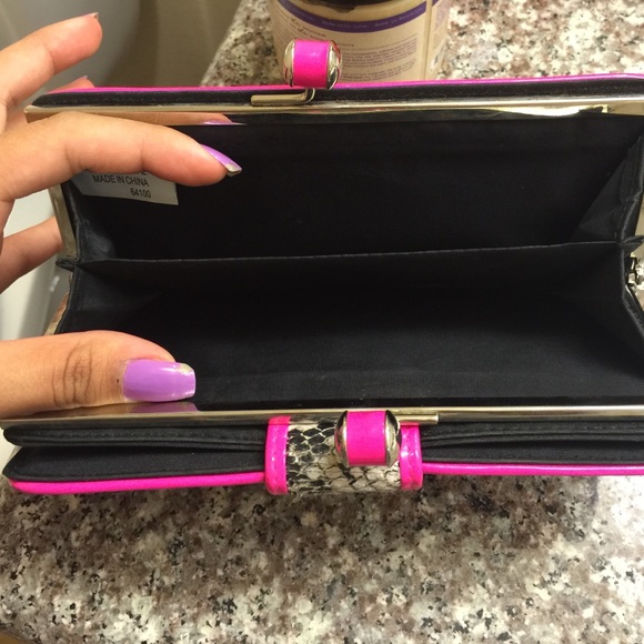 💥DONATED💥Hot pink snake print wallet - Picture 2 of 4