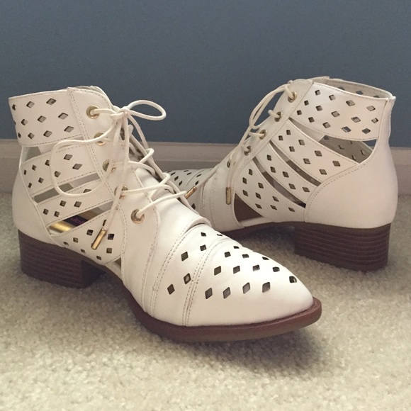 White Lace-Up Cut-Out Booties Size 6 - Picture 3 of 4